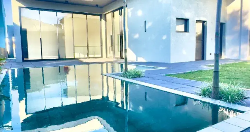 Sobrado novo alto padrão na região do lago, 4 suítes amplas, 6 vagas, adega, elevador e piscina.