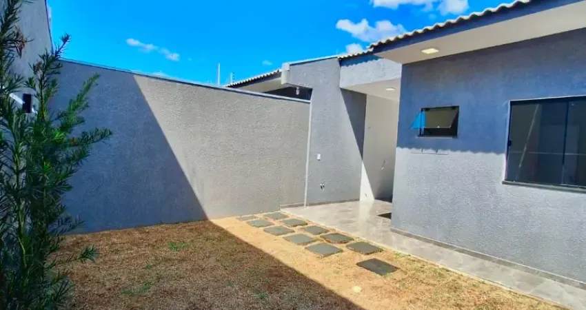 Casa Térrea Nova no Bairro Floresta com Sobra de Terreno, 1 Suíte + 2 Quartos e 3 Vagas.