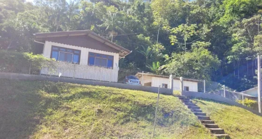 CASA DE 140M² COM TERRENO AMPLO COM ÁREA TOTAL 722,75m² NO BAIRRO SÃO ROQUE, ITAJAÍ/SC
