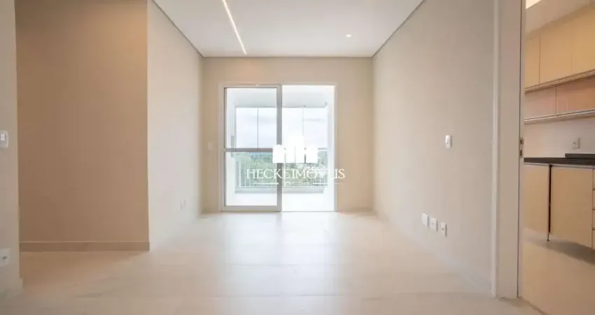 Apartamento semi-mobiliado com 69m², 2 quartos (suíte) e 1 vaga. Ecoville.