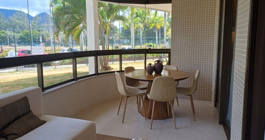 Apartamento de excelente padrão com 3 quartos com suíte, varanda e vaga de garagem na Barra Olimpica