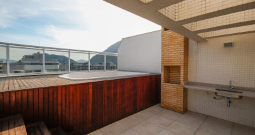 Cobertura duplex 2 quartos com suíte, varanda, terraço com piscina e churrasqueira,  3 vagas de garagem em Ilha Pura na Barra da Tijuca