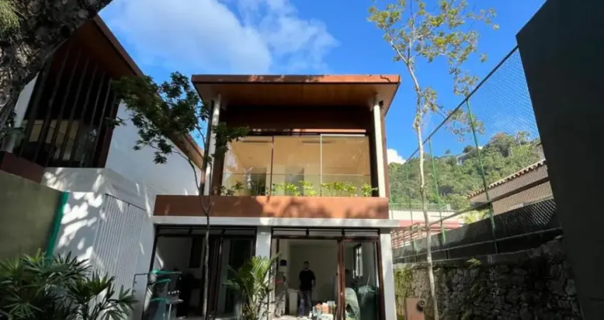 Casa Luxuosa com 4 suítes e 700M² de Área útil em Condomínio na Gávea