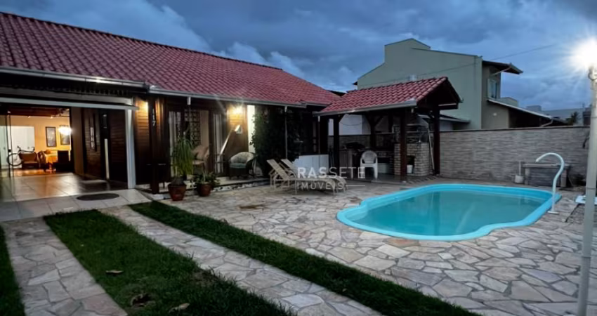 CASA Á 100 METROS DO MAR NA MEIA PRAIA EM NAVEGANTES/SC