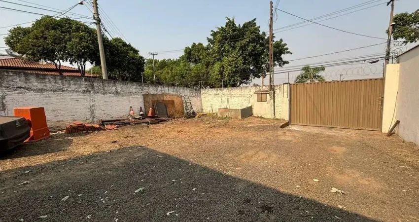 Terreno de Esquina com muro e cerca na Vila Rezende