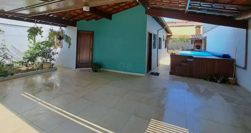 CASA A VENDA / TÉRREA / 3 QUARTOS / PISCINA/ CHURRASQUEIRA / 122M2 /JD. CAXAMBU