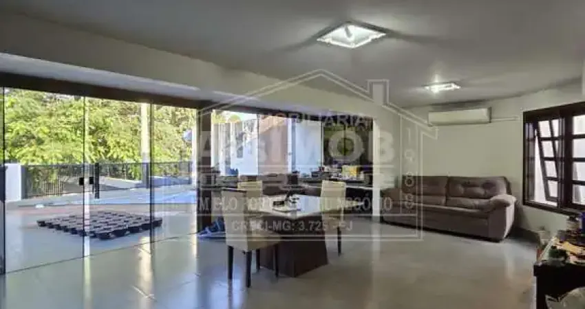 Casa / Sobrado á Venda com 4 Quartos, 3 Suítes e Piscina - Paracatu-MG