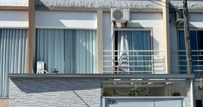 Lindo Sobrado 2 suites c/ cozinha completa e área gourmet atras Sala para comercial São Vicente