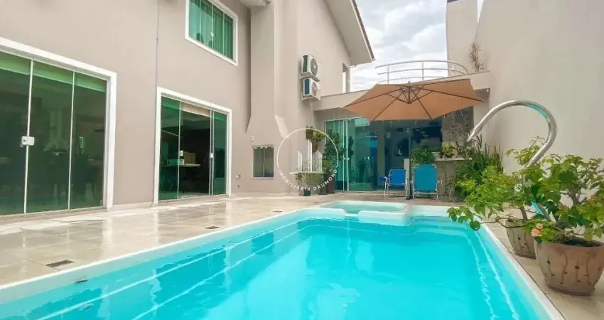 Casa com 4 Quartos e 4 banheiros à Venda, 290 m² por R$ 1.645.000 - EST