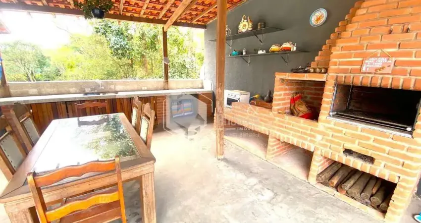 Casa de campo em cond com 720 m² 3 dorm 2 salas sendo duas casas, piscina e churrasqueira com 5 vag