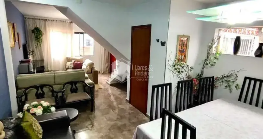 SOBRADO À VENDA, COM 140 M² COM 4 DORMS, SENDO 2 SUÍTES, AMPLA ÁREA EXTERNA, 2 VAGAS DE GARAGEM - J
