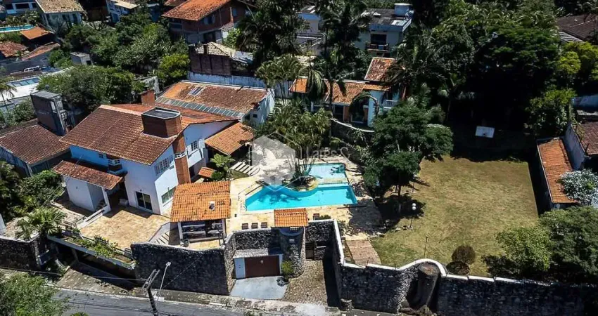 Casa tipo para venda em Granja Viana com 6 quartos, sendo 4 suítes, 708m²