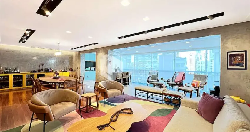 Apartamento tipo para venda com 3 quartos, sendo 3 suítes, 226m²