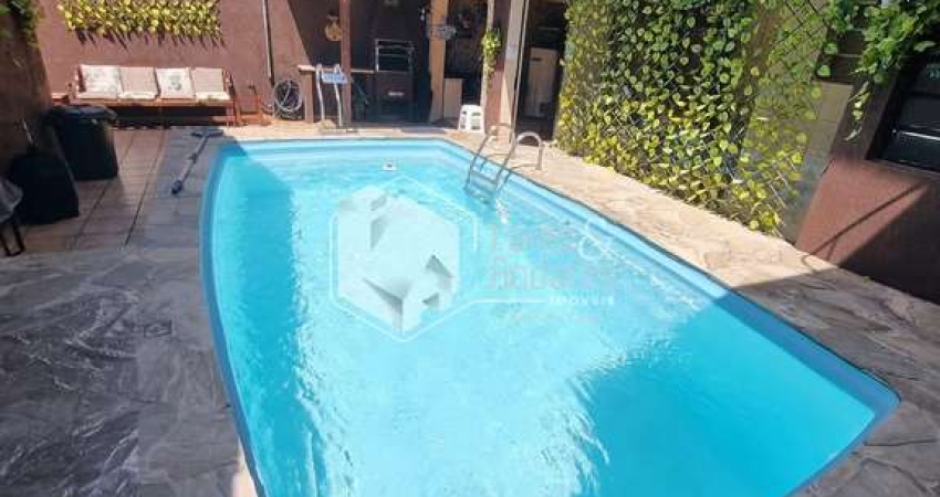 Casa tipo para venda com 2 quartos, sendo 1 suíte, 240m²