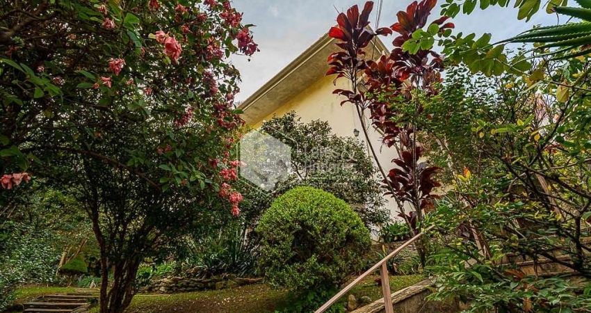 Casa tipo para venda com 3 quartos, sendo 1 suíte, 320m²