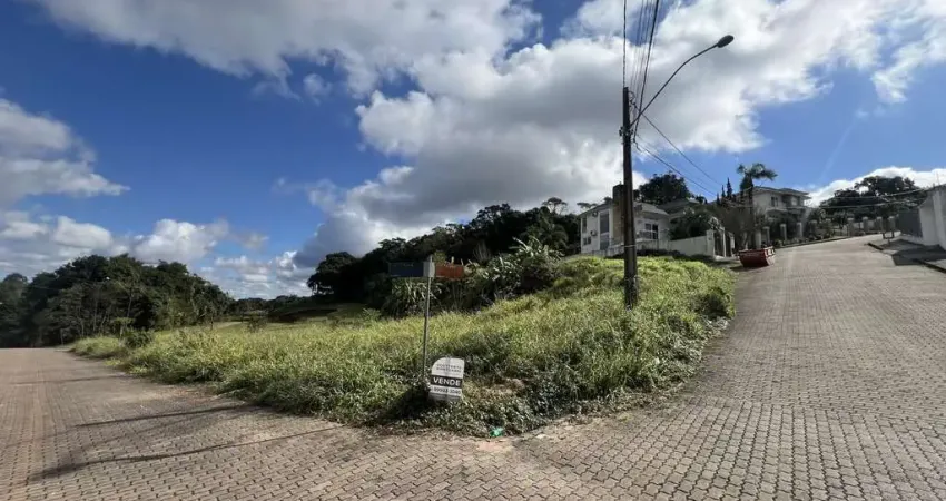 Terreno de esquina com ampla frente no Jardim das Hortênsias.