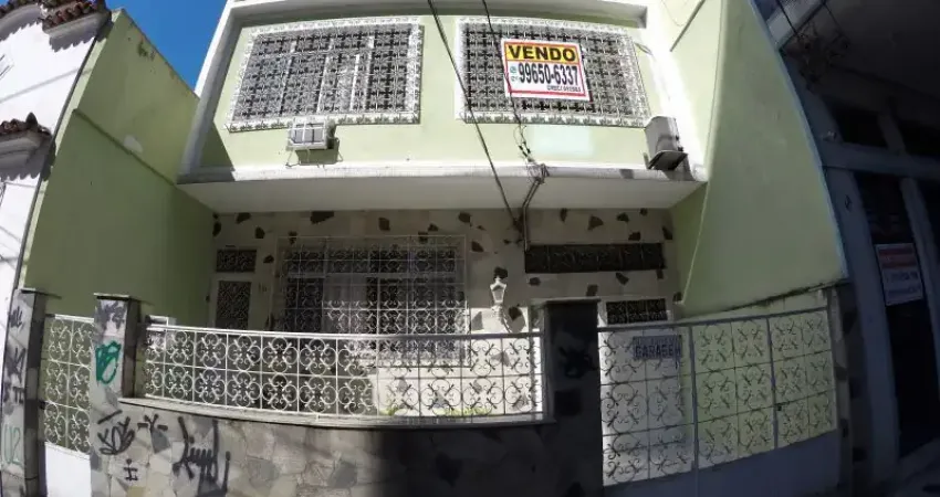 Vendo Prédio Residencial com 2 Apartamentos em Ramos no Rio de Janeiro-RJ.