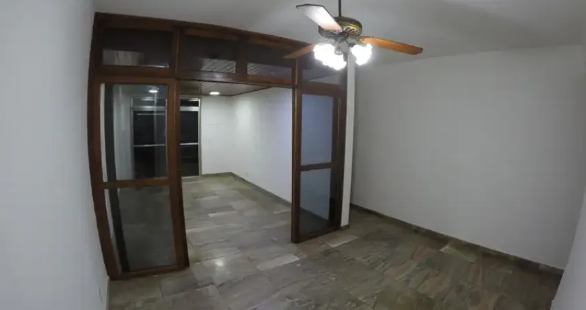 Excelente apartamento de 3 quartos com suíte, dependência completa de empregada e 2 vagas de garagem.