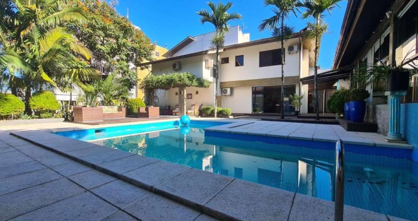 Casa para Venda em Criciúma, Centro, 4 dormitórios, 4 suítes, 5 banheiros, 5 vagas