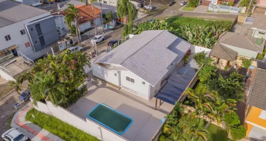 Casa para Venda em Criciúma, Mina Brasil, 3 dormitórios, 2 suítes, 4 banheiros, 2 vagas