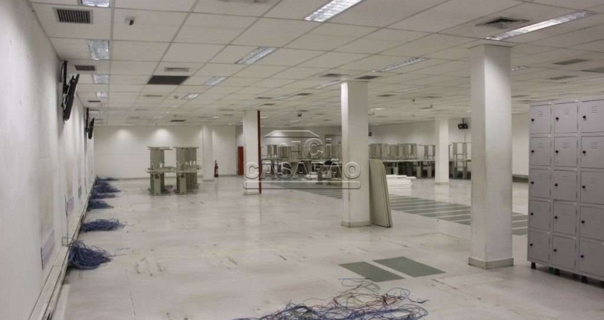 Terreno de 3.009m² e área útil de 2.737m² (fora as vagas de garagem)