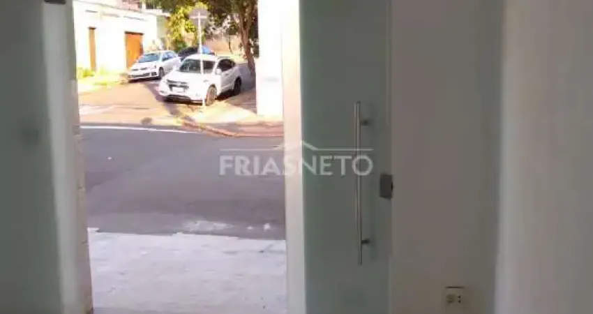 Excelente localização no Centro da Cidade( São 03 casas e 01 comércio de esquina)