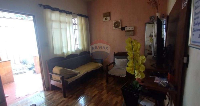 Casa com galpão e amplo terreno no bairro Jardim Inconfidência Belo Horizonte