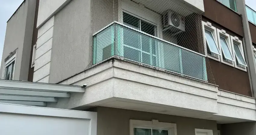 Apresentamos um sobrado triplex singular, onde arquitetura, design e conforto se encontram em perfeita harmonia. um imóvel concebido para quem valoriza espaços atemporais, acabamentos nobres e uma at