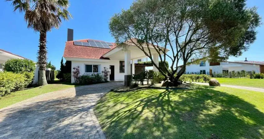Sobrado à venda, 4 quartos, 4 suítes, 2 vagas, Condomínio Green Village - Xangri-Lá/RS