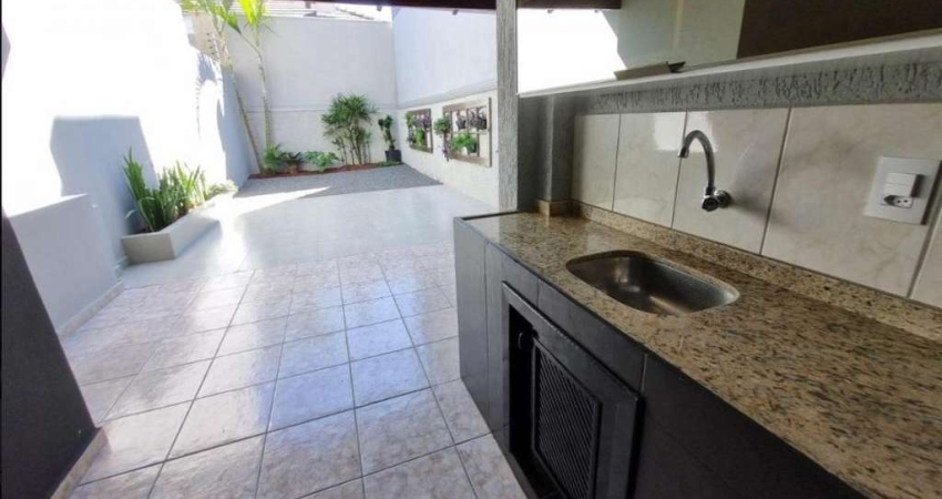 Linda casa toda reformada por aquitetos e acompanha projeto arquitetônico.