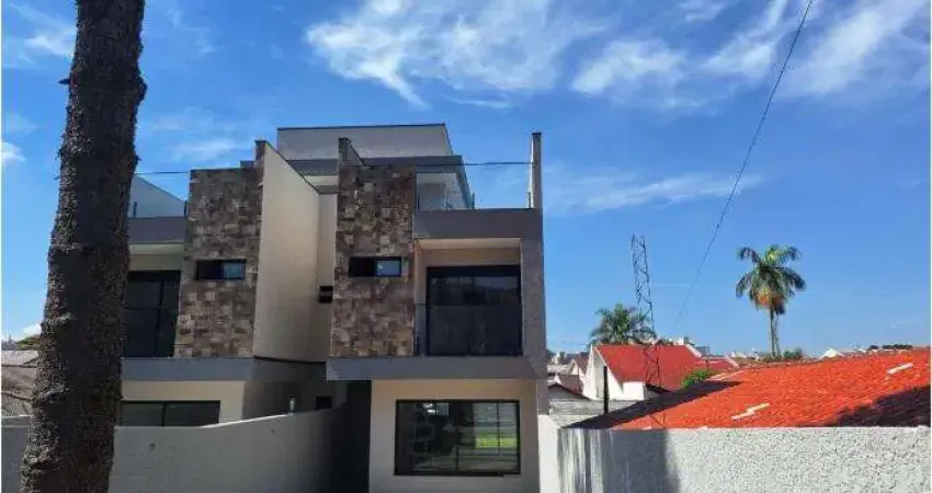 Sobrado no Xaxim com quintal na frente e fundos, próximo à Avenida David Tows