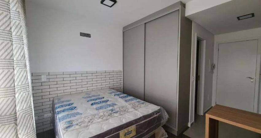 Studio com localização estratégica, próxima de uma ampla variedade de comércio.