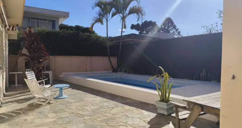 Casa térrea com piscina no coração do bairro Jardim Social, apenas 800 m do Festval.