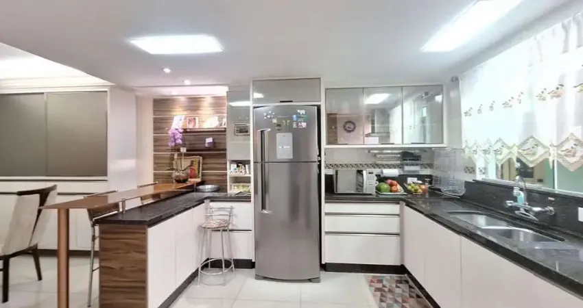 Excelente Sobrado semi mobiliado em condomínio com 3 unidades, localizado no bairro Guira.