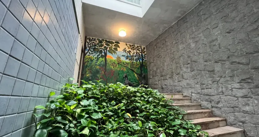 Única e Diferenciada Casa Assinada pelo renomeado arquiteto Jorge Wilhem, localizada no bairro Pacaembu/SP, com 307 /642 M² de terreno.