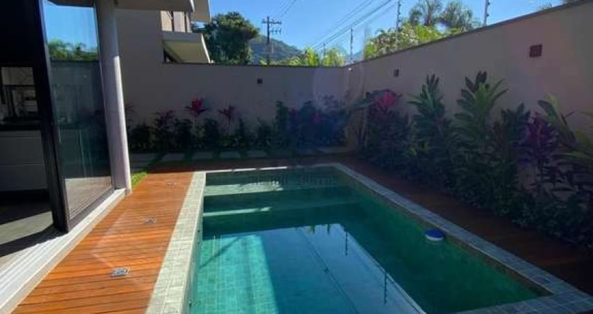 Casa de luxo em condomínio à venda em Juquehy, São Sebastião-SP, com 4 suítes e 170m². Aproveite!
