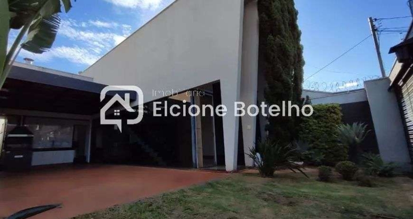 Casa sobrado para locação de aprox. 220 m², com 3 quartos, no bairro Alto Umuarama - Uberlândia - MG
