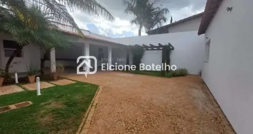 Casa para locação de aprox. 230 m², com 3 quartos, no bairro Cidade Jardim - Uberlândia - Mg