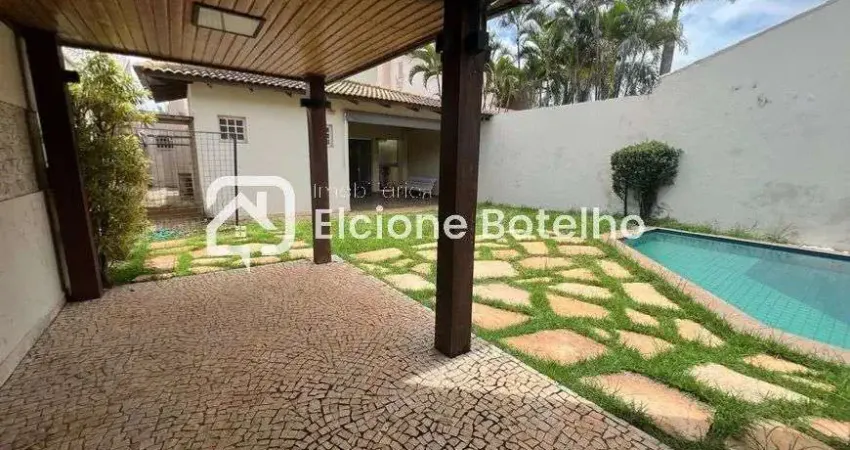 Casa sobrado para locação de aprox. 290 m², com 3 quartos, no Jardim Karaíba - Uberlândia - MG