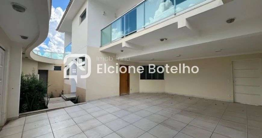 Casa sobrado para locação de aprox. 435 m², com 4 quartos, no Daniel Fonseca - Uberlândia - MG