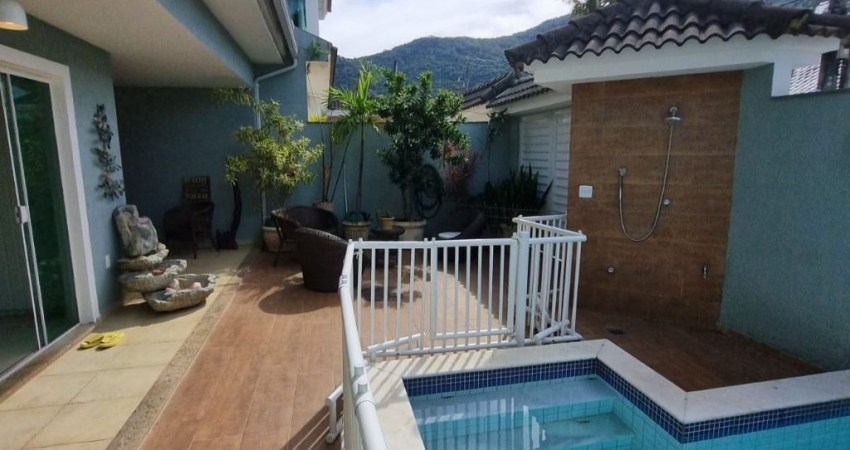 Linda Casa em condomínio fechado na melhor rua do Bairro