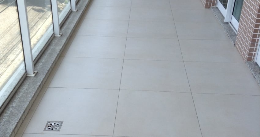 Amplo e arejado apartamento em excelente localização. 