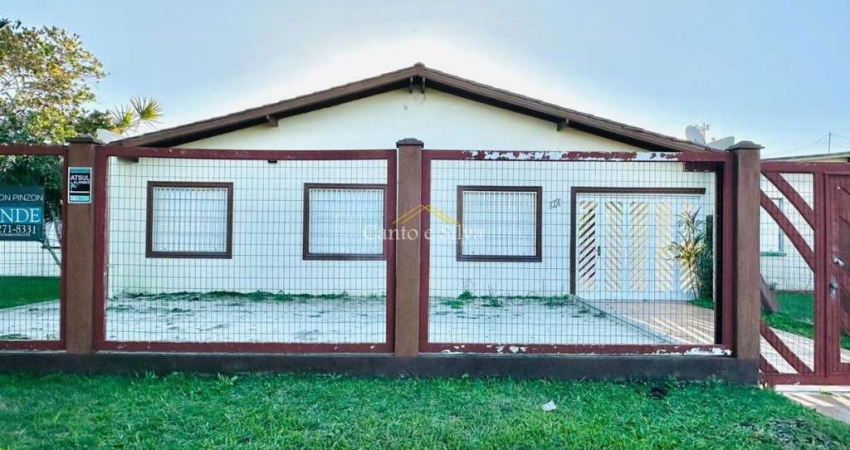 Casa na praia, ao lado da Av. Saquarema, com 3 dormitórios.