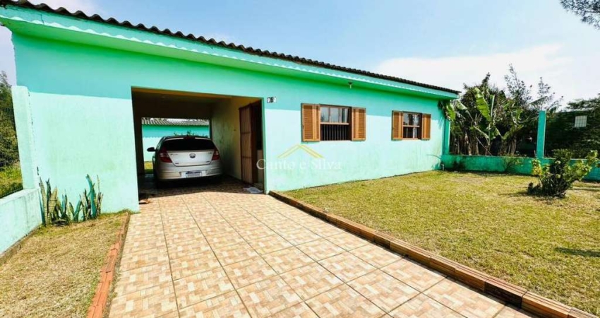 Casa na praia com teto em laje, e com 2 dormitórios.