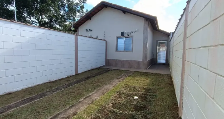 Casa com piscina e área gourmet no parque augustus – itanhaém/sp