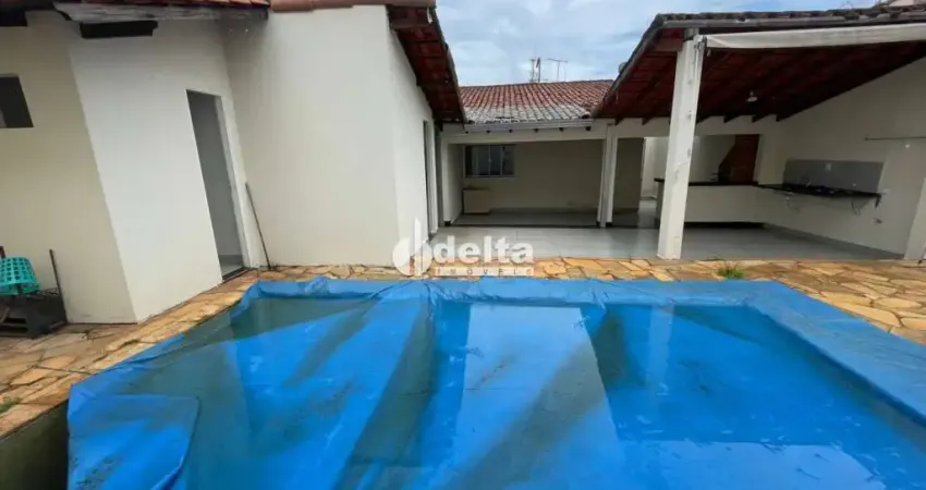 Casa com piscina disponível para venda no bairro Santa Mônica em Uberlândia-MG