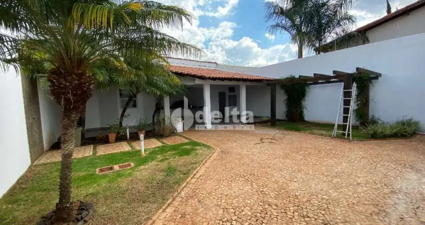 Linda casa residencial disponível para locação no bairro Cidade Jardim em Uberlândia-MG