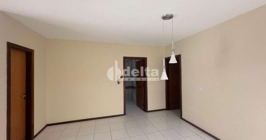 Casa residencial disponível para locação no bairro Daniel Fonseca em Uberlândia-MG.