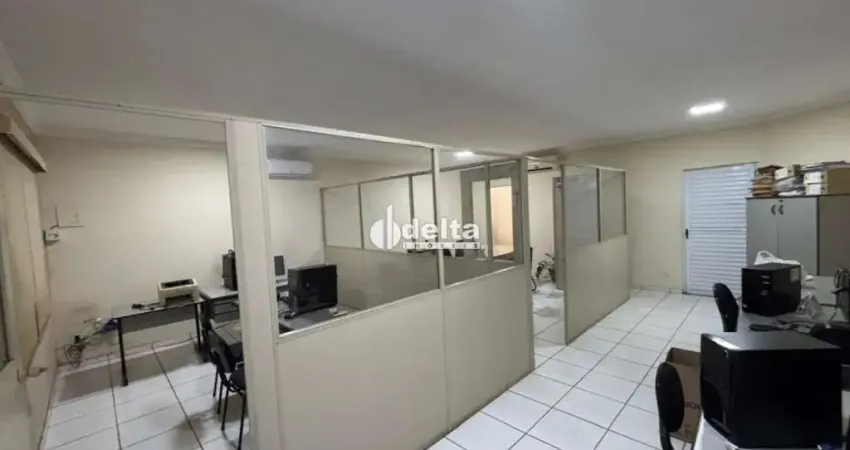 Loja comercial disponível para locação no bairro Santa Mônica em Uberlândia-MG