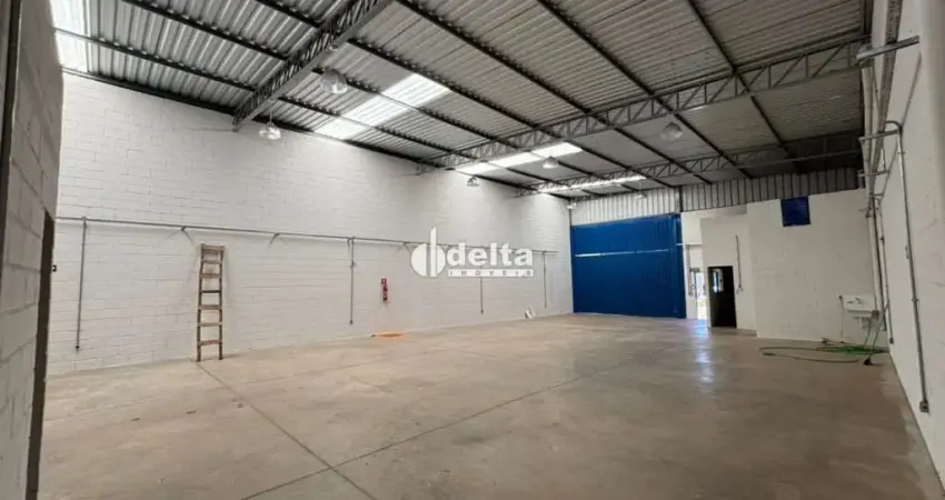 Galpão disponível para locação e venda no bairro Dona Zulmira em Uberlândia-MG.